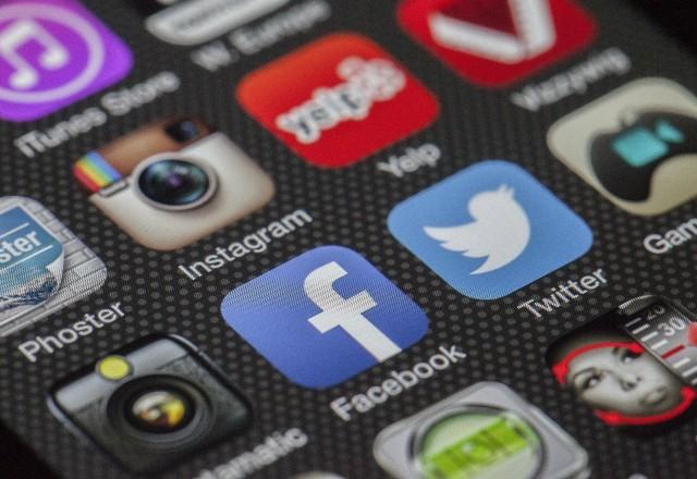 Celular com ícones de aplicativos de redes sociais | Reprodução