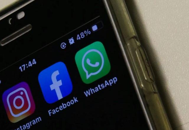 Celular mostra ícones do Facebook, Instagram e WhatsApp