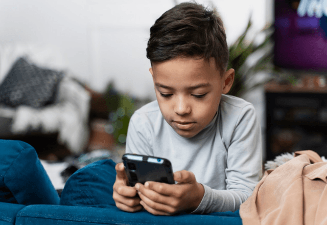 Celular na infância pode prejudicar a saúde mental | Freepik