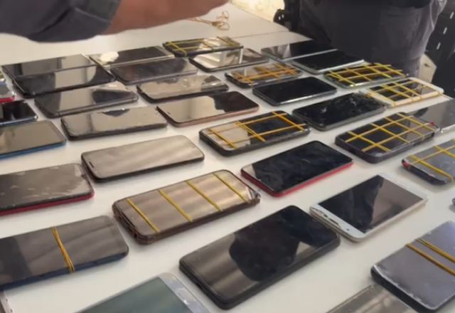 Celulares encontrados em casa na zona leste de São Paulo | Foto: Reprodução/PMSP
