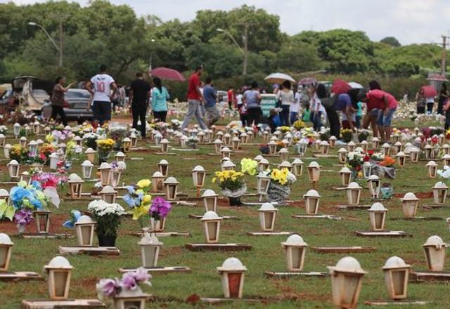 Cemitério com grande número de pessoas