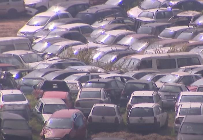 Cemitério de carros em Jacareí, no interior de São Paulo | SBT