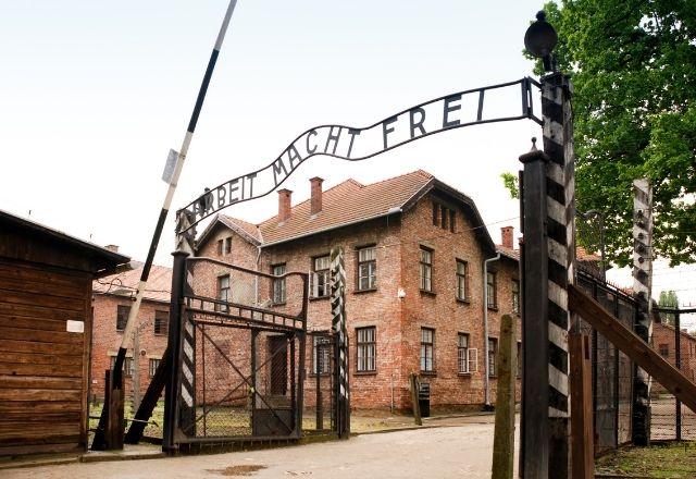 Cerca de 1,1 milhão de pessoas foram assassinadas em Auschwitz entre um período de quatro anos e meio | Wikimedia Commons
