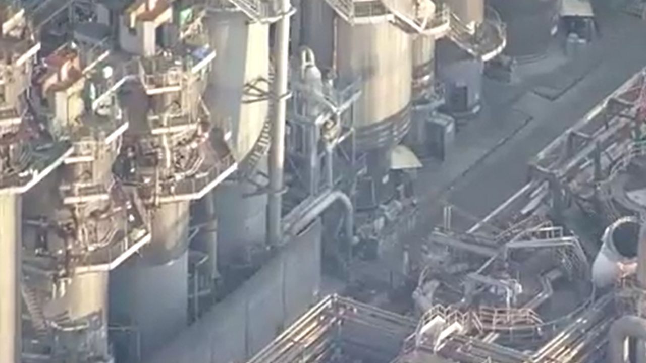 Chaminé desaba em fábrica de papel após terremoto no Japão. | Reprodução/NHK