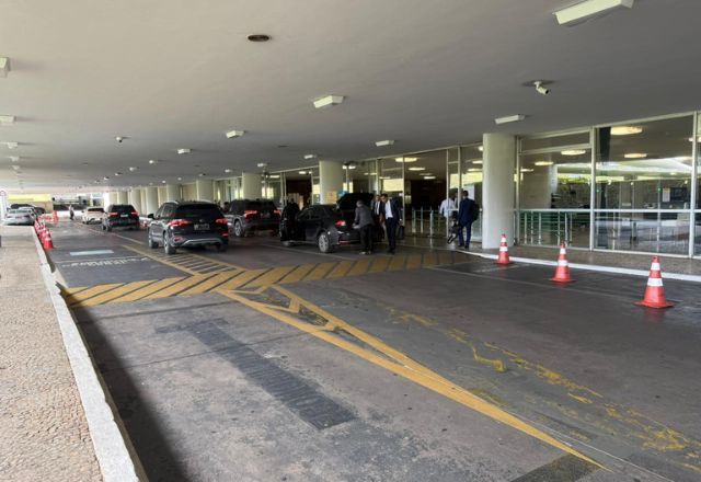 Decisão de Alcolumbre permite apenas carros credenciados na “chapelaria”, principal porta de entrada do Congresso | Foto: SBT News