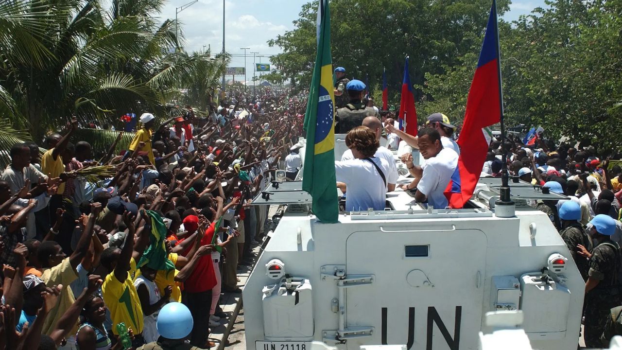 Chegada da seleção brasileira em Porto Príncipe, capital do Haiti, reuniu milhões de pessoas | Foto: Nilton Santos / CBF