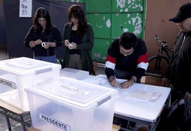 Chilenos vão às urnas neste domingo (16) para escolher sucessor do presidente Boric | Reuters