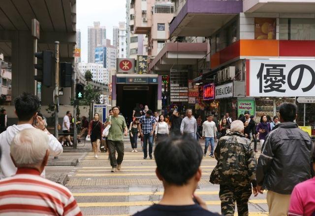 Chineses atravessam a rua