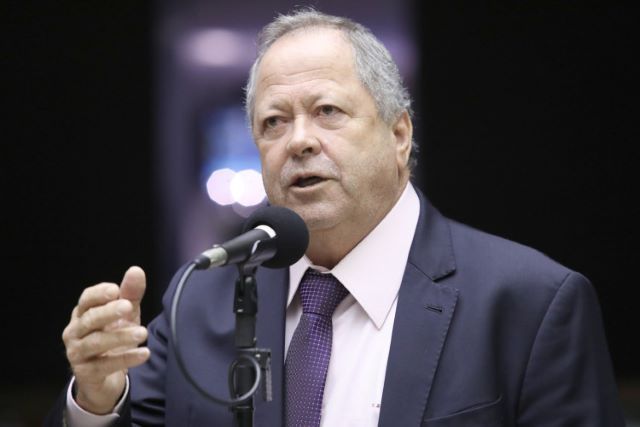 Deputados adiam decisão sobre a prisão de deputado acusado de mandar matar Marielle Franco