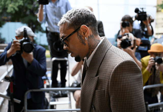 O cantor americano Chris Brown caminha do lado de fora do Southwark Crown Court em Londres, Reino Unido, em 11 de julho de 2025. REUTERS/Chris J. Ratcliffe