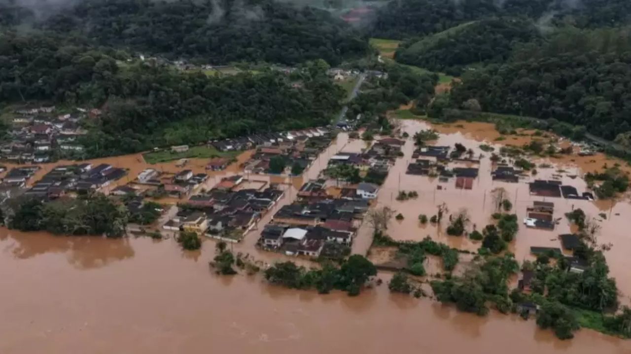 Imagem da notícia: Chuvas em SP: Idoso de 100 anos é resgatado de helicóptero Imagem da notícia: Chuvas em SP: Idoso de 100 anos é resgatado de helicóptero