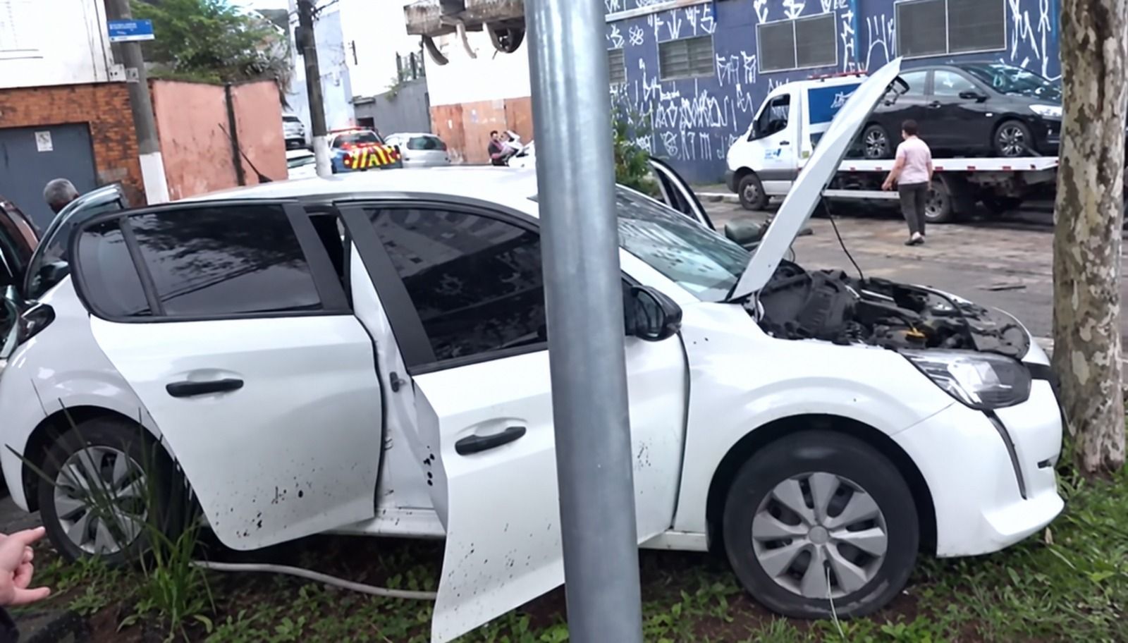 VÍDEO: Chuva deixa um ferido e arrasta 20 carros em SP