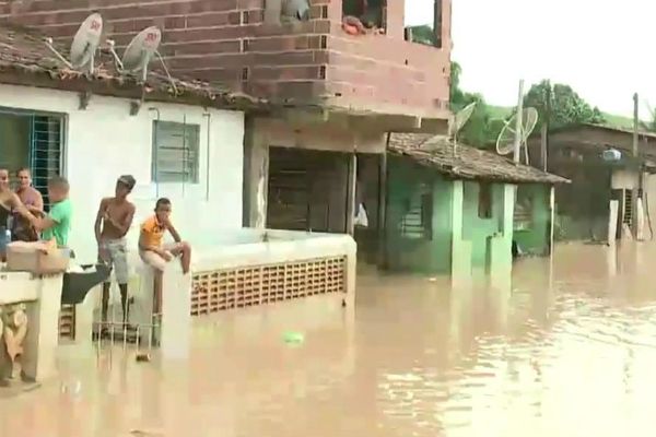 Chuva já provocou três mortes e deixou 40 mil pessoas desalojadas
