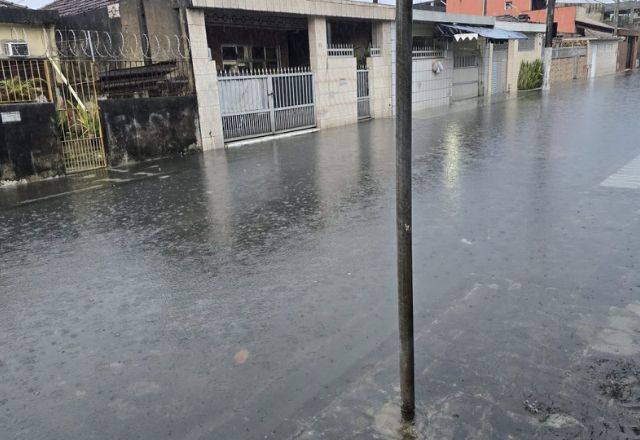 Rua alagada na Baixada Santista | Foto: Reprodução/VTV News