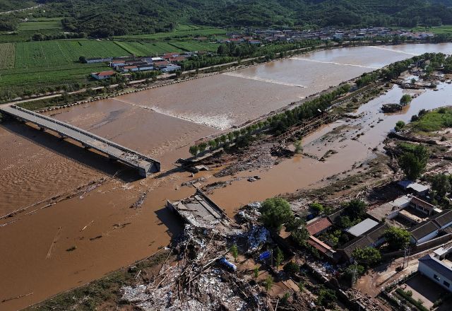 Enchente no distrito de Miyun | Foto: REUTERS/Florence Lo