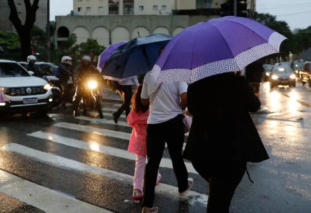 Pessoas se protegem da chuva | Foto: Fernando Frazão/Agência Brasil