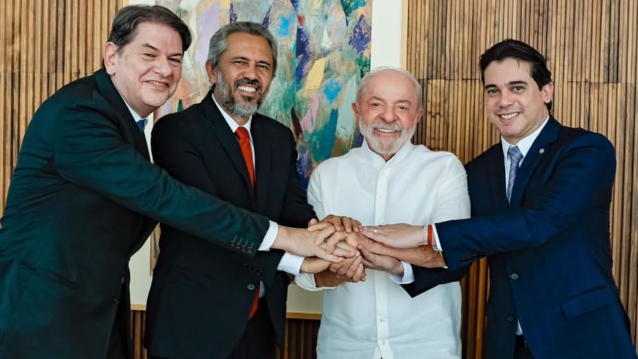Cid Gomes se reúne com Lula e vai tentar reeleição ao Senado Cid Gomes se reúne com Lula e vai tentar reeleição ao Senado