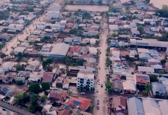 Cidade cheia de água, água de rio, enchente