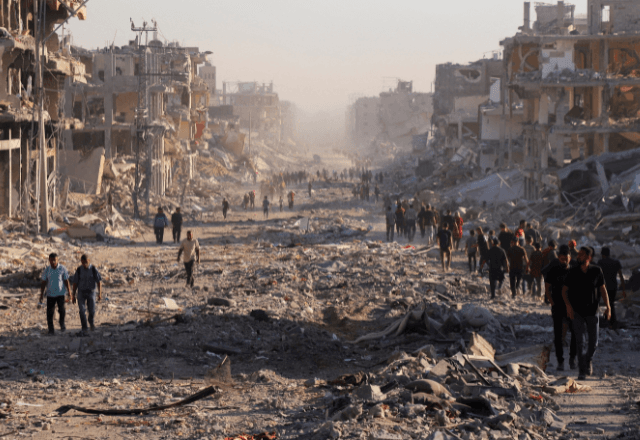 Palestinos caminham em meio a escombros na Cidade de Gaza | Foto: Ebrahim Hajjaj/Reuters - 31.10.2025