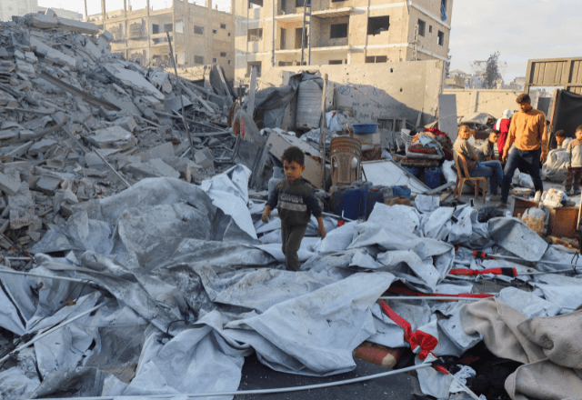 Resquícios de ataque israelense noturno a uma casa na Cidade de Gaza | Foto: Ebrahim Hajjaj/Reuters - 29.10.2025