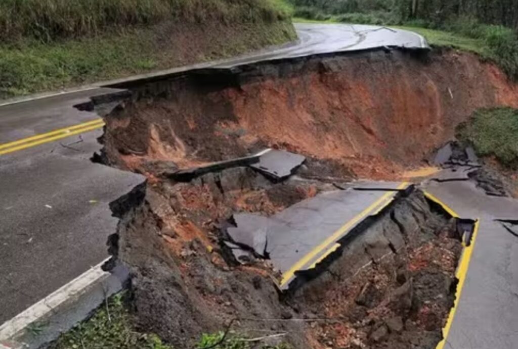 PR: chuva afeta 14 mil, causa bloqueio e deixa desaparecidos PR: chuva afeta 14 mil, causa bloqueio e deixa desaparecidos