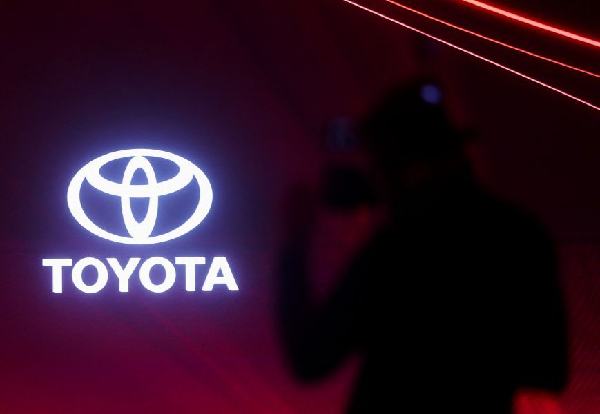 Cinegrafista ao lado do logotipo da Toyota durante um evento de lançamento em Mumbai, Índia, em 20 de janeiro de 2026 | Reuters/Francis Mascarenhas