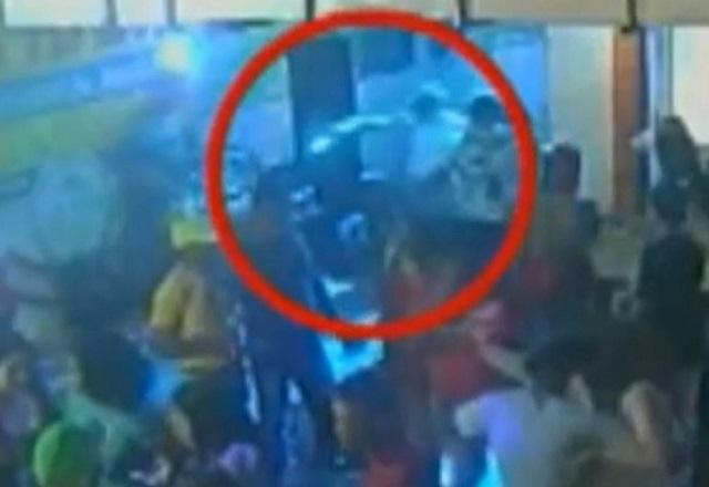 DJ é esfaqueado enquanto se apresentava em festa de fim de ano DJ é esfaqueado enquanto se apresentava em festa de fim de ano