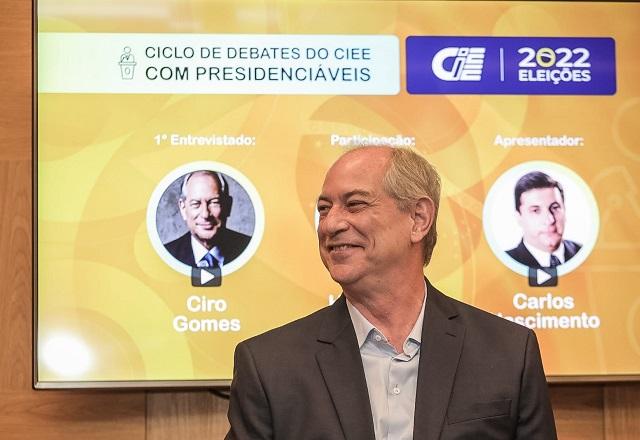 Ciro Gomes sorri em evento no Ciee (Keiny Andrade)