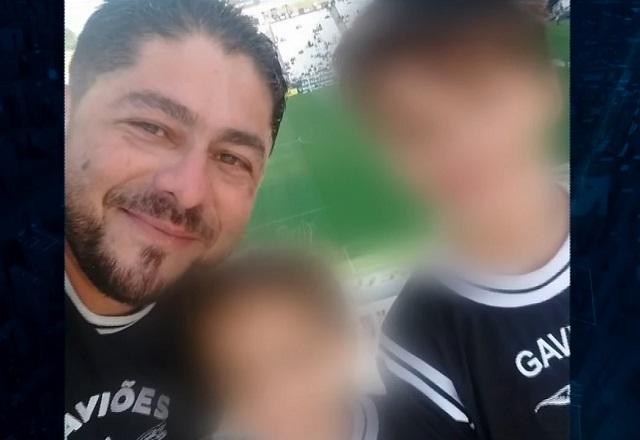 Claudimir Teixeira com filhos, imagem desfocada para não identificar menores de idade. Diretor de bateria foi afastado da Gaviões