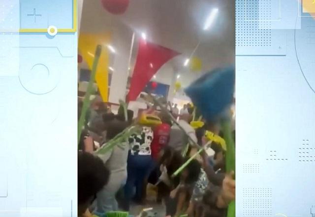 Clientes dentro de loja com vassouras na mão durante confusão