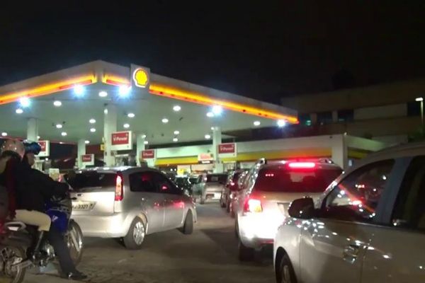 Clientes formam filas em postos com medo da falta de combustível