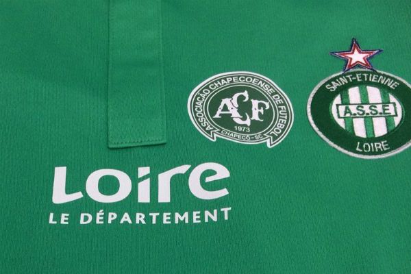 Clubes de várias partes do mundo colocam escudo da Chapecoense na camisa