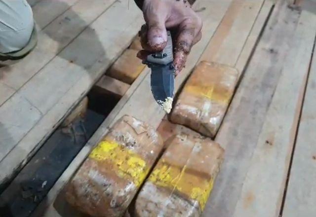 Cocaína estava escondida em fundo falso de caminhão