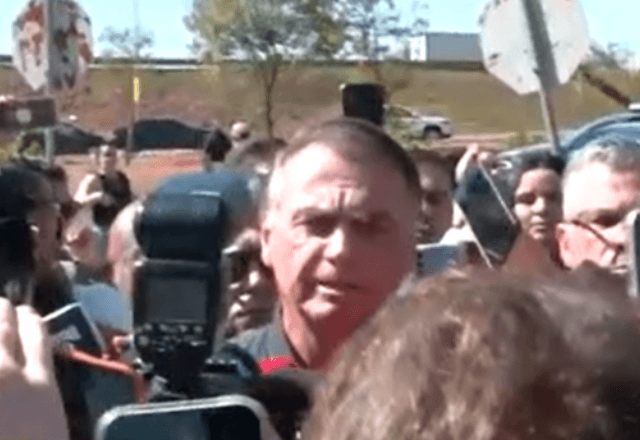 Bolsonaro fala a jornalistas após operação da PF | Reprodução