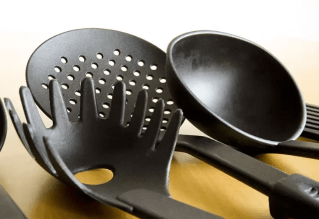 Colheres de plástico na cozinha podem ser nocivos à saúde | Creative Commons CC0/hippopx.com / Flipar