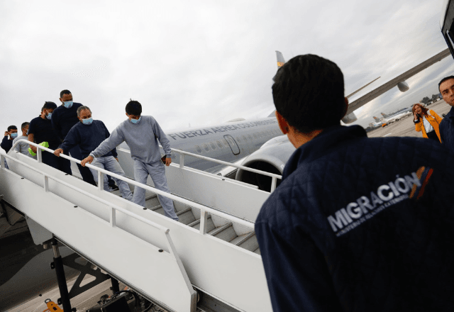 Após briga entre Trump e Petro, deportados colombianos chegam a Bogotá