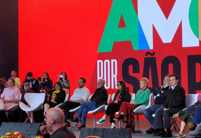 Guilherme Boulos se sentou ao lado do presidente Lula e da vice na disputa, Marta Suplicy | SBT