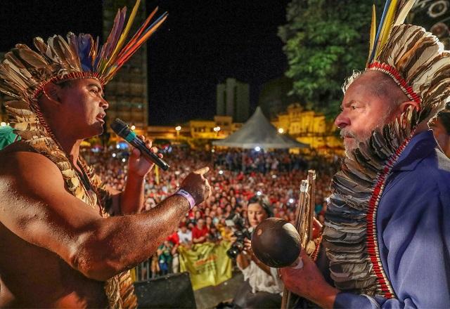 Com cocar, Lula olha para indígena (Ricardo Stuckert)