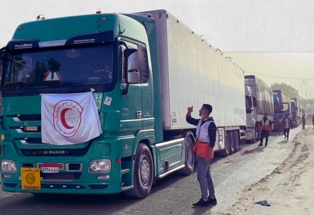 Comboio de caminhões de ajuda humanitária aguardando para entrar na Faixa de Gaza