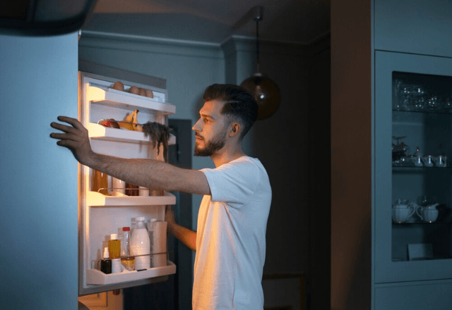 Comer perto da hora de dormir faz mal à saúde? Por que sentimos fome à noite? Entenda Comer perto da hora de dormir faz mal à saúde? Por que sentimos fome à noite? Entenda