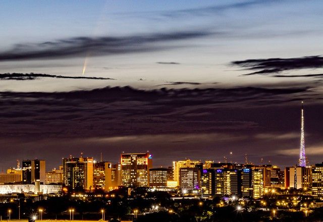 Nasa elege foto de cometa cruzando o céu de Brasília como "imagem do dia"