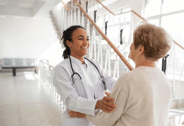 Como convencer um idoso a ir ao médico? | Freepik