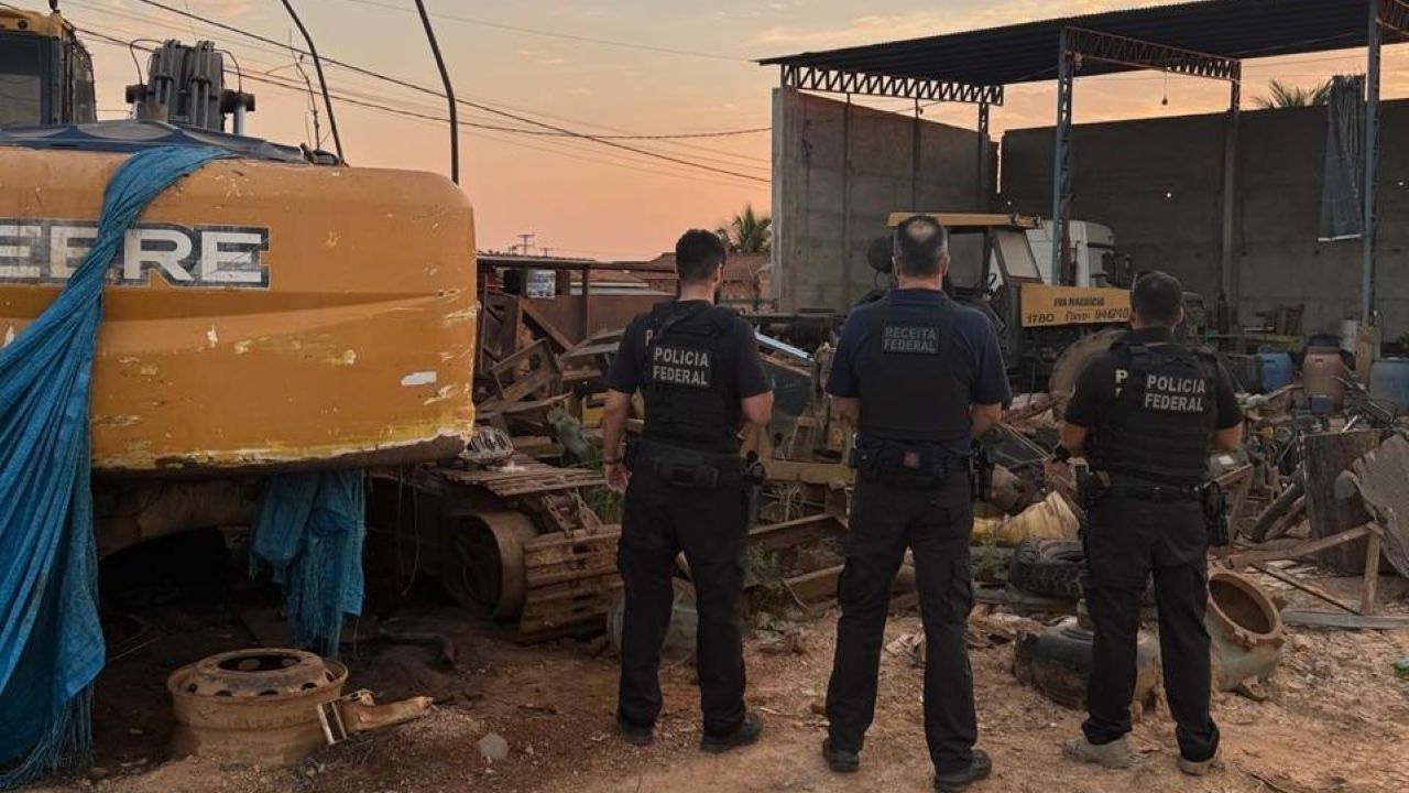 Logística complexa da organização criminosa era formada por escavadeiras hidráulicas, caminhões-prancha, combustível, peças, oficinas e transporte de equipamentos | Divulgação/Receita Federal