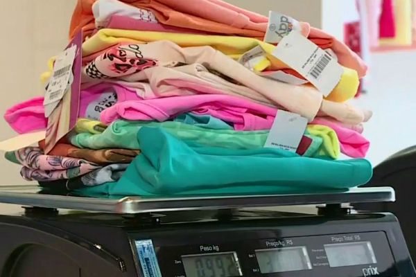 Comprar roupas por quilo é uma novidade que começa a ganhar adeptos no Rio