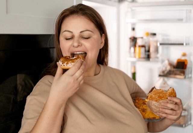 Compulsão alimentar é o mesmo que comer demais? Entenda | Freepik