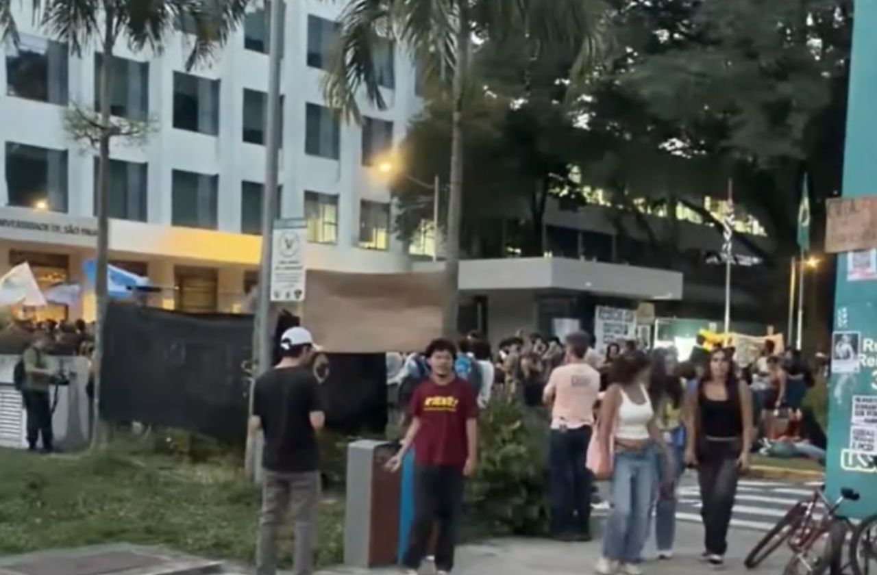 Estudantes invadem e depredam prédio da reitoria da USP durante protesto