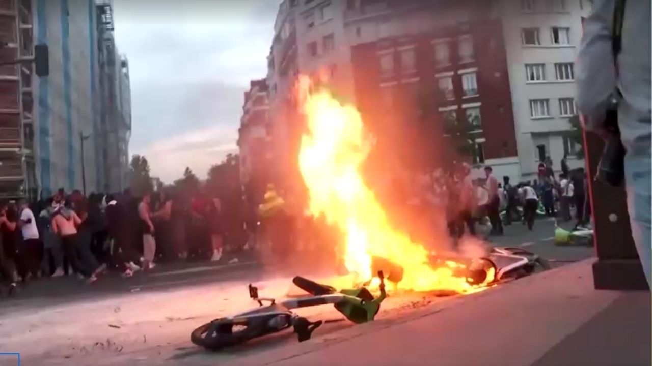 Torcedores do PSG atearam fogo em bicicletas em comemoração | Foto: Reuters / Reprodução