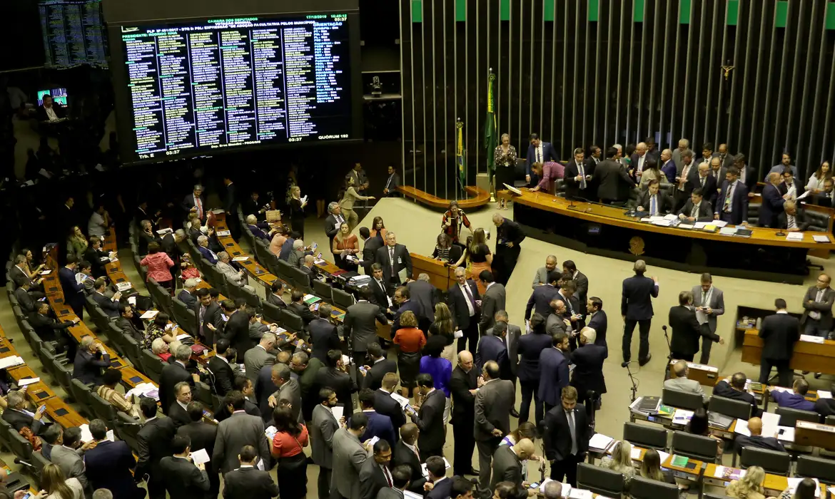 Congresso adota ritmo de Copa e São João com sessão virtual