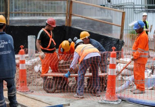 Taxa de desemprego recua no último trimestre, mas fecha 2021 em 13,2% Taxa de desemprego recua no último trimestre, mas fecha 2021 em 13,2%