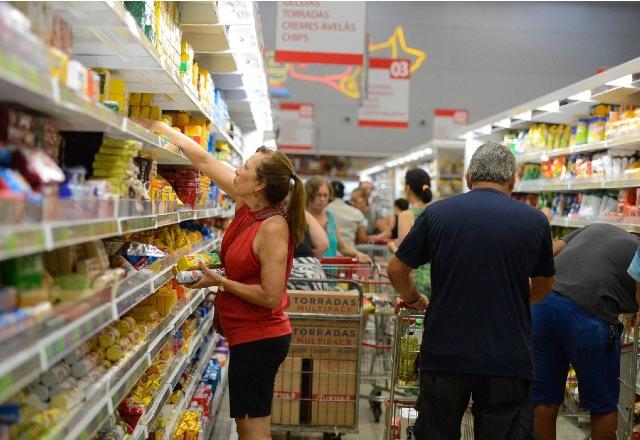Consumidores fazem compras no supermercado